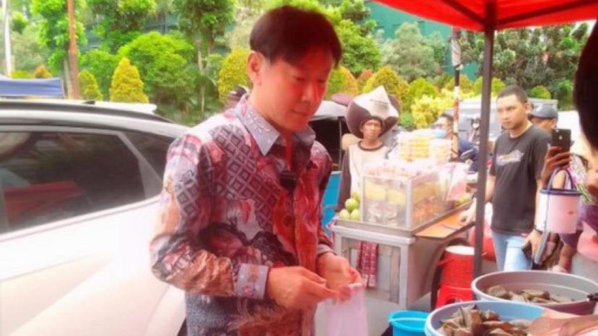 Shin Tae Yong Berbatik Saat War Takjil Sebelum Nobar Timnas Indonesia vs Australia