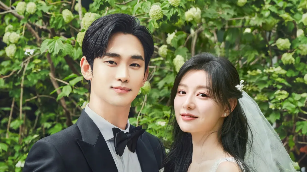 Kim Soo Hyun dan Kim Ji Won dalam serial Queen of Tears. [Foto: Netflix]
