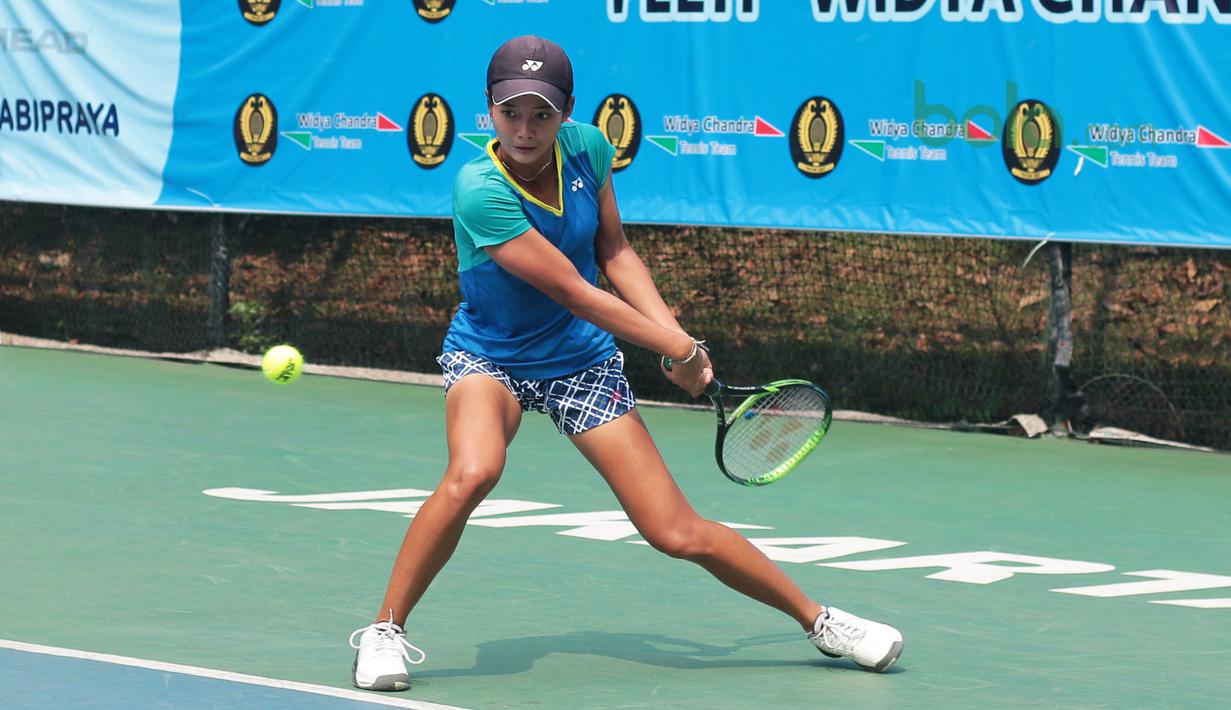 Ekspresi Deria Nur Haliza mengembalikan bola ke arah petenis India, Samantha Chamarthi pada kejuaraan ITF Women’s Circuit di Hotel Sulatan, Jakarta, Rabu (18/7/2018). Deria kalah 0-6, 2-6. (Bola.com/Nick Hanoatubun)