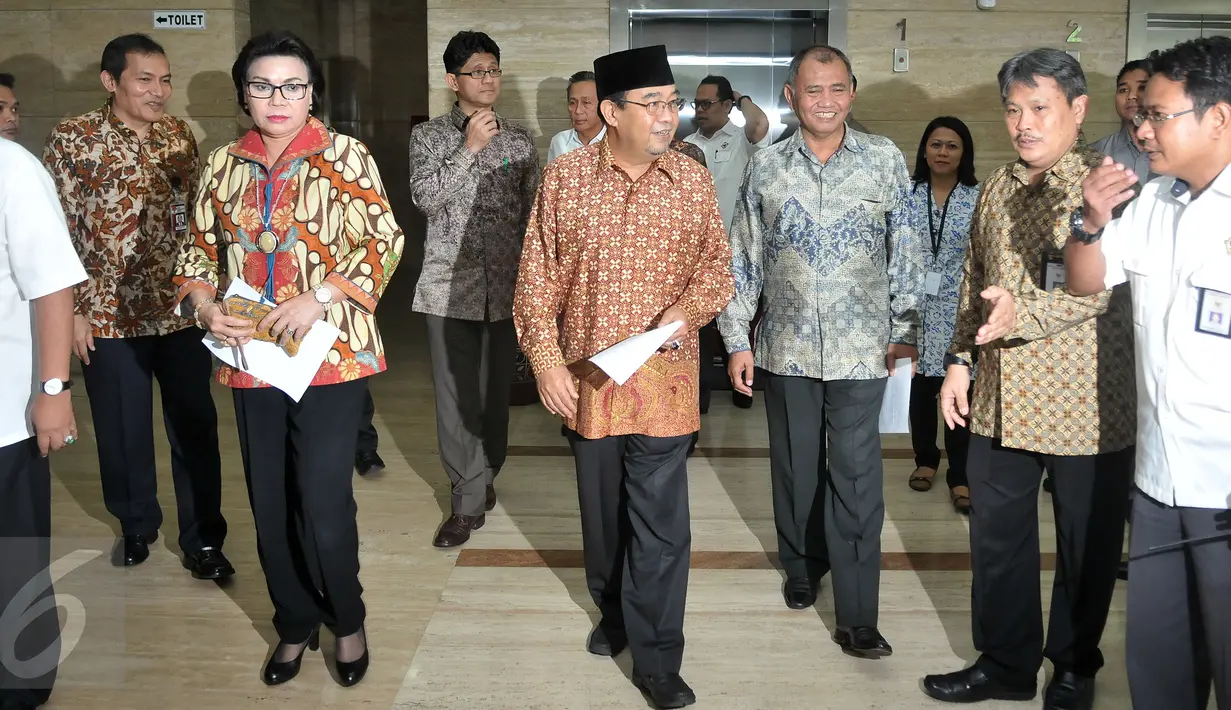 Ketua BPK Harry Azhar Azis didampingi Pimpinan KPK bersiap menuju ruang konferensi pers usai menggelar pertemuan di kantor BPK, Jakarta, Senin (20/6). Pertemuan membahas perkembangan kasus pembelian lahan RS Sumber Waras. (Liputan6.com/Johan Tallo)