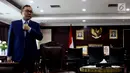 Ketua MPR Zulkifli Hasan menyambut kedatangan Gubernur DKI Jakarta Anies Baswedan di Kompleks Parlemen, Senayan, Kamis (5/7). Zulkifli menyebut pertemuan silaturrahmi dengan Anies membahas berbagai isu terkini yang ada Ibu Kota. (Liputan6.com/Johan Tallo)