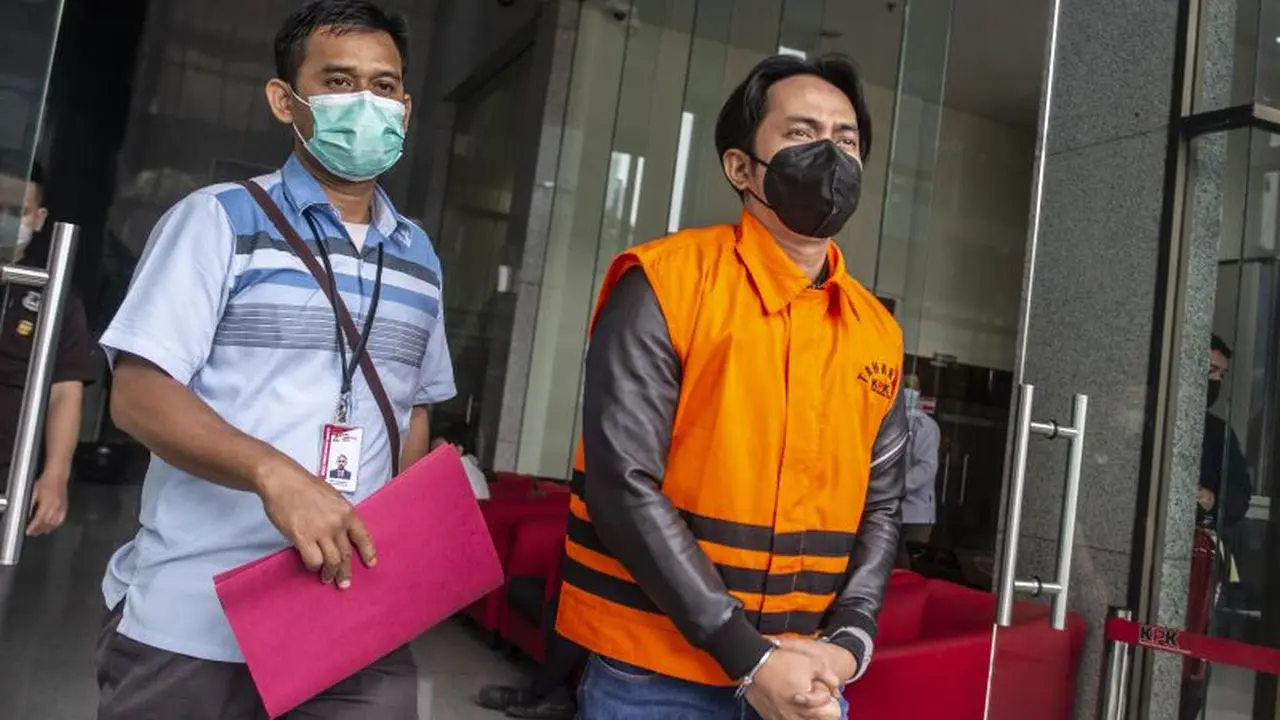 Bupati Penajam Paser Utara nonaktif Abdul Gafur Mas'ud (kanan) berjalan keluar ruangan usai menjalani pemeriksaan di Gedung KPK, Jakarta, Rabu (16/2/2022). (ANTARA FOTO/Aprillio Akbar/YU)