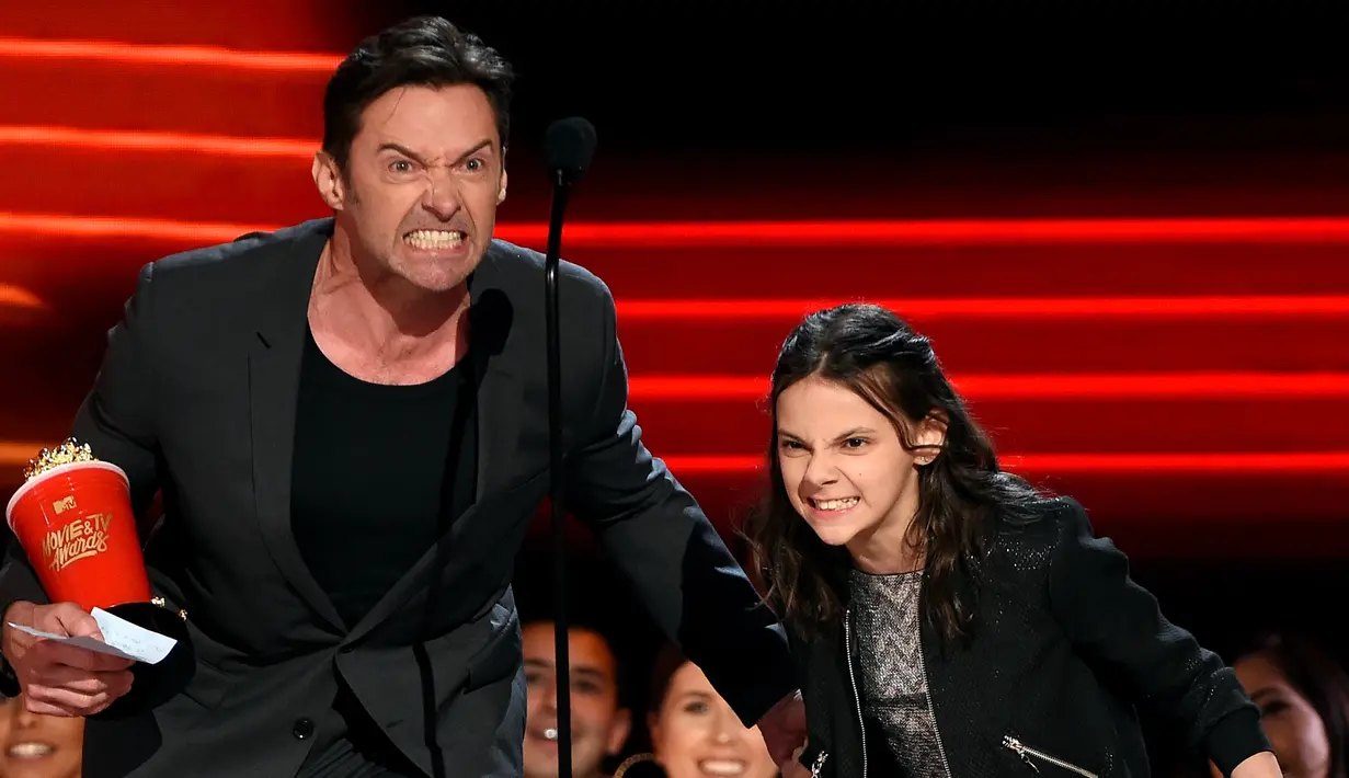 Aktor Hugh Jackman (kiri) dan Dafne Keen saat menerima penghargaan Duo Terbaik untuk film Logan dalam MTV Movie And TV 2017 di Los Angeles, California, (7/5). (Kevin Winter/Getty Images/AFP)