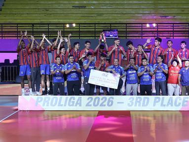 Surabaya Samator akhirnya memastikan diri sebagai peringkat ketiga putra Proliga 2026. Dalam laga penentu atau leg ketiga yang berlangsung di GOR Amongrogo, Yogyakarta, Kamis (23/4/2026) malam, tim asuhan Rodolfo Sanchez sukses menumbangkan Jakarta Garuda Jaya 3-0 (25-19, 25-17, 25-20). (Dok. PBVSI)