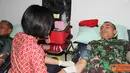 Citizen6, Jakarta: Sebanyak 57 personel Kopassus menyumbangkan darahnya kepada PMI DKI Jakarta, yang berlangsung mulai pukul 19.00-21.00 WIB, di ruang Kamar Sakit Asrama (KSA) Ksehatan Kopassus, Cijantung, Jumat (17/8). (Pengirim: Penkopassus).