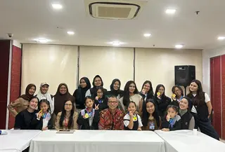 Koordinator Fungsi Pensosbud KBRI Kuala Lumpur, Bapak Wishnu Krisnamurthi, bersama Kepala Sekolah Indonesia Kuala Lumpur, Ibu Friny Napasti, S.Pd., M.Pd., menyambut hangat tim RAFA International Dance Studio dan para dancer muda Indonesia yang tengah mengukir prestasi melalui seni tari./copyright istimewa
