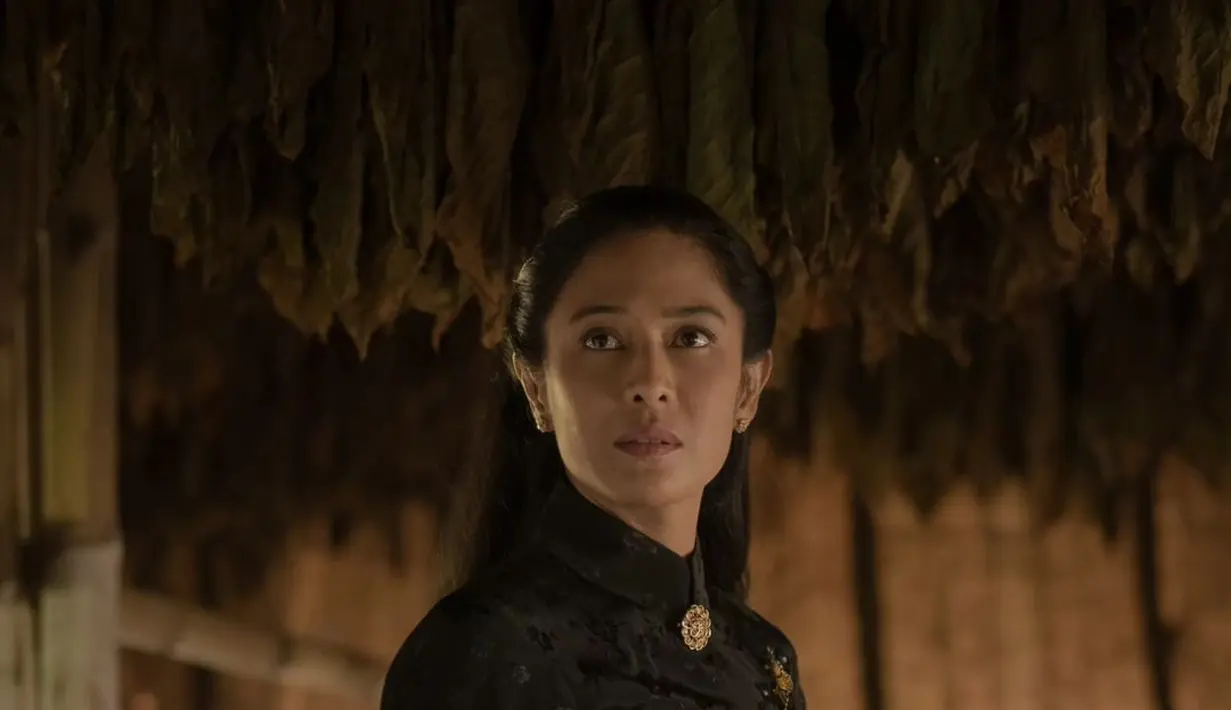 Tampilan kebaya dengan kesan gagah ini, kini jadi pilihan fashion stylist Hagai Pakan untuk dikenakan pada Dian Sastrowardoyo di film Gadis Kretek. [@hagaipakan]