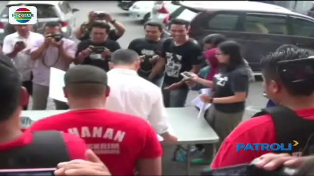 Seorang oknum anggota Satpol PP Kota Surabaya dibekuk polisi lantaran tega menjual istrinya untuk dijadikan pemuas nafsu pria hidung belang.