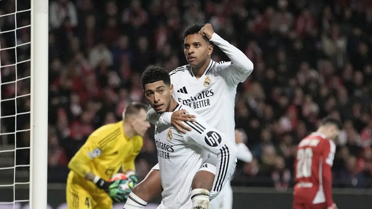 Selebrasi Jude Bellingham dan Rodrygo dalam laga Liga Champions antara Brest vs Real Madrid, Kamis (30/1/2025). (c) AP Photo/Thibault Camus