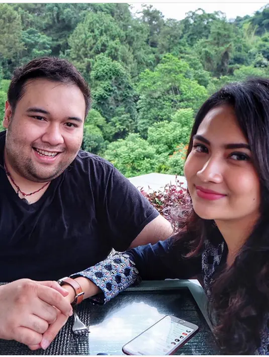 Foto berlatar hitam dengan tulisan kata-kata bijak itu memunculkan banyak reaksi dari netizen. Apalagi dalam statusnya di foto tersebut ia memohon doa yang terbaik. (Instagram/vanessaangelofficial)