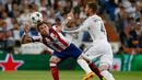 Penyerang Atletico Madrid, Mario Mandzukic (kiri) berusaha mengontrol bola dari kejaran Sergio Ramos di leg kedua 8 besar Liga Champions di Santiago Bernabeu Stadium, Kamis (23/4/2015). Real Madrid menang 1-0 atas Atletico Madrid. (Reuters/Sergio Perez)