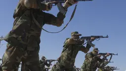 Pejuang Taliban menunjukkan keterampilan mereka selama upacara kelulusan setelah pelatihan militer tiga bulan di Herat, Afganistan (10/1/2022). Sekitar 600 pejuang Taliban mengikuti parade militer di Kabul, Afghanistan pada Minggu (9/1) merayakan kelulusan mereka.  (AFP Photo)