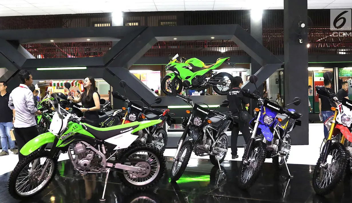 Sejumlah sepeda motor dipajang saat pameran Jakarta Fair 2018 di JIExpo Kemayoran, Jakarta, Rabu (23/5). Jakarta Fair 2018 adalah ajang arena pameran dan hiburan terbesar se-Asia Tenggara. (Liputan6.com/Immanuel Antonius)