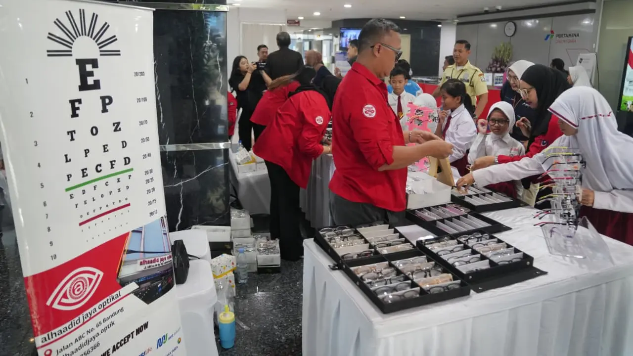 Pemeriksaan kesehatan mata dan pembagian kacamata gratis untuk 300 penerima manfaat yang berasal dari sejumlah sekolah dan masyarakat.