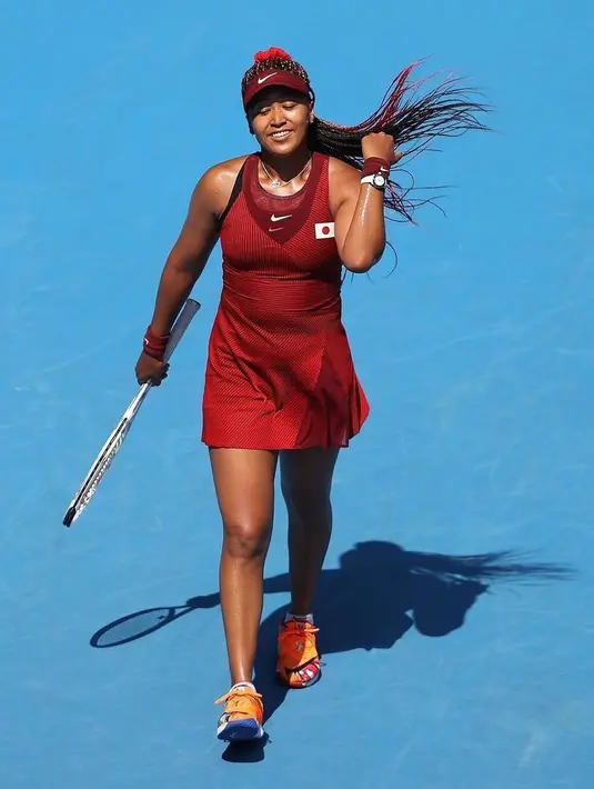 Naomi Osaka dan rambut kepang merahnya adalah hasil karya penata rambut Martin Christopher Harper. Mereka melakukan penataan rambut ini jam 4 pagi sebelum Naomi menjadi pembawa obor Olimpiade. Foto: Instagram @naomiosaka.