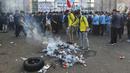 Mahasiswa dari berbagai kampus membakar botol plastik saat menggelar demonstrasi di Gedung DPR/MPR, Jakarta, Kamis (19/9/2019). Mahasiswa membakar botol plastik sambil memukul dan mendorong pagar Gedung DPR/MPR agar diizinkan masuk bertemu anggota dewan. (Liputan6.com/JohanTallo)