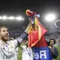 Kapten Real Madrid, Sergio Ramos, saat merayakan gelar juara La Liga Spanyol usai menaklukkan Malaga di Stadion La Rosaleda, Malaga, Minggu (21/5/2017). Malaga kalah 0-2 dari Madrid. (EPA/Jorge Zapata)