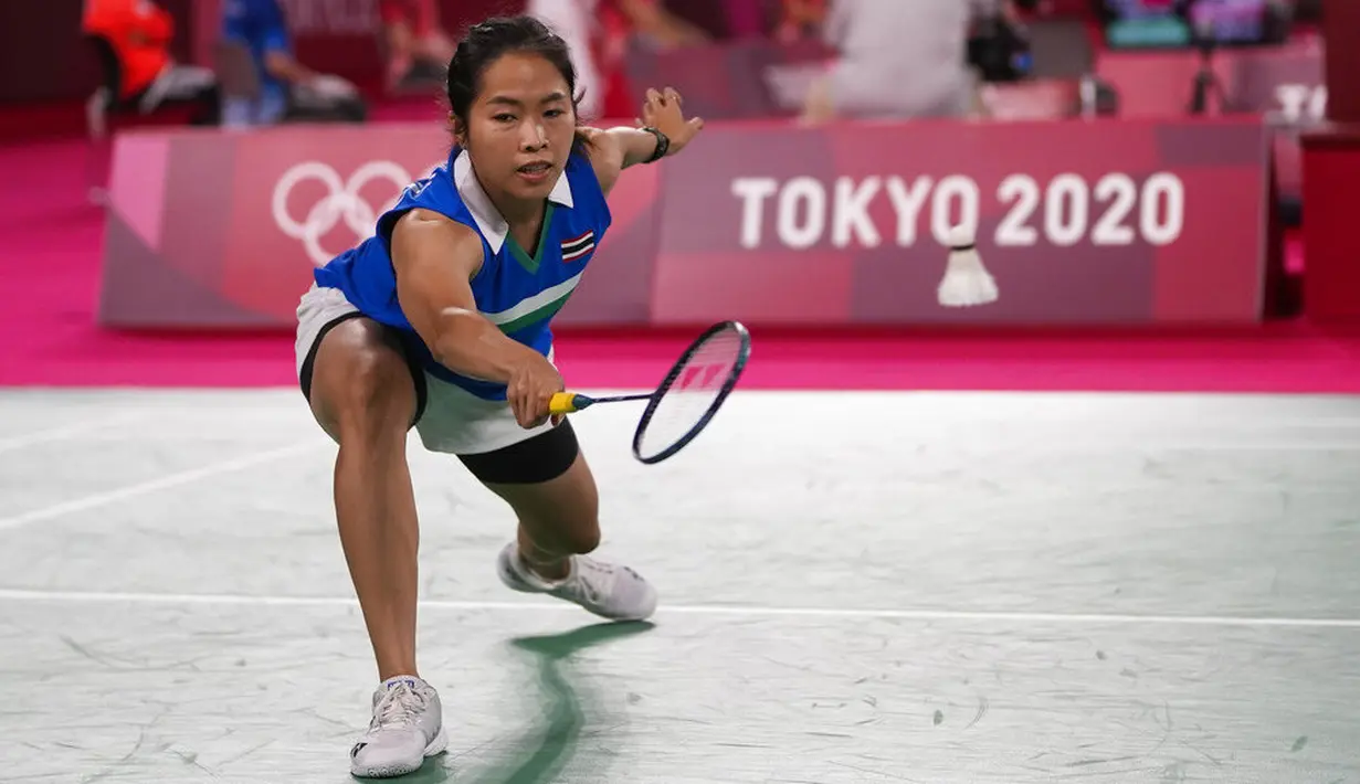 Gregoria yang baru debut di Olimpiade ini kalah dua gim langsung dengan skor 12-21, 19-21 dalam tempo 39 menit. (Foto: AP/Markus Schreiber)