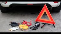 Benda-benda yang wajib disimpan di mobil untuk keperluan darurat. (shutterstock)