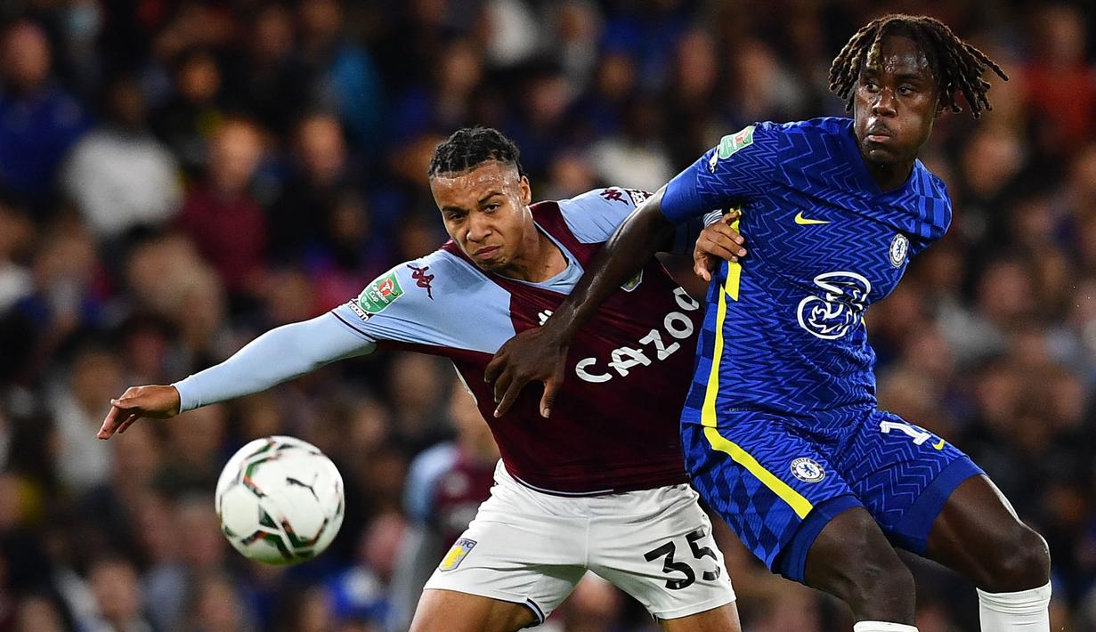 Keunggulan Chelsea ternyata tak berlangsung lama. Sepuluh menit kemudian, Cameron Archer (kiri) menyamakan kedudukan lewat tandukannya setelah menerima umpan dari Cash. (AFP/Ben Stansall)