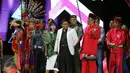 Plt Gubernur DKI Jakarta Sumarsono menghadiri perayaan tahun baru 2017 di panggung utama Pantai Karnaval Ancol, Jakarta Utara, Minggu (1/1). Ada pula penampilan kesenian betawi pada pesta pergantian malam tahun baru ini. (Liputan6.com/Angga Yuniar)