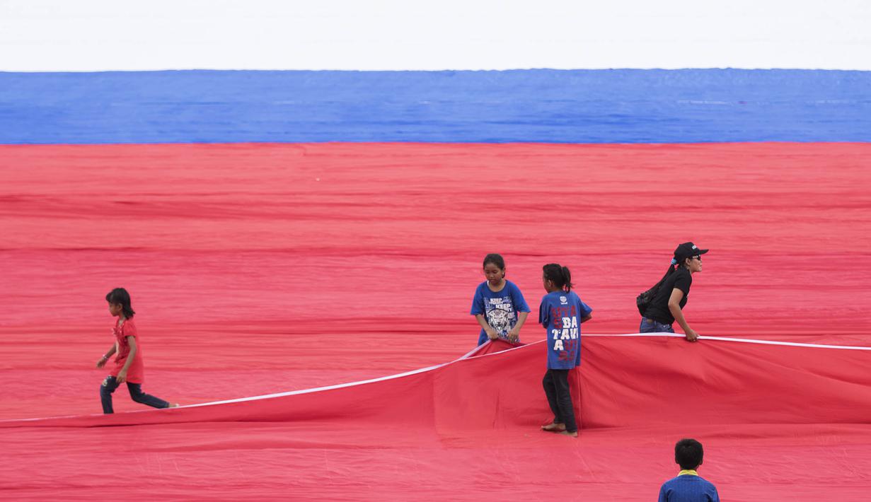 Selain suporter dewasa, beberapa anak-anak juga ikut meramaikan kegiatan pembentangan itu. (Bola.com/Vitalis Yogi Trisna)