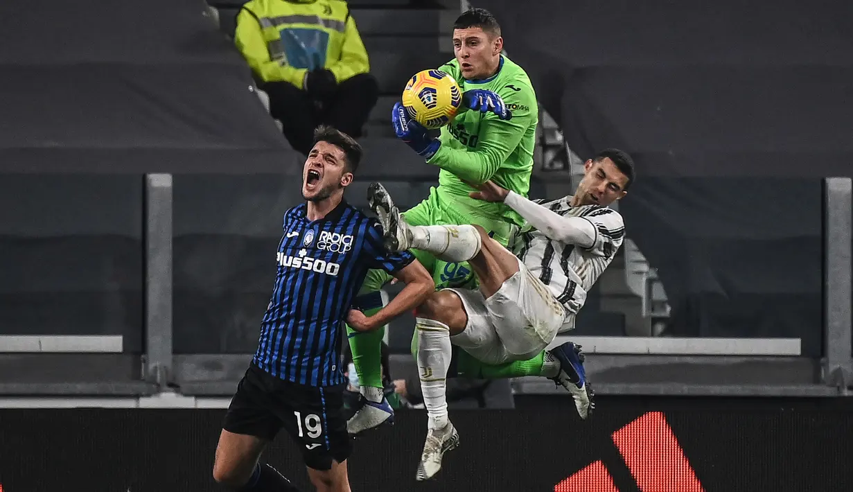 Penyerang Juventus, Cristiano Ronaldo, berebut bola dengan kiper Atalanta, Pierluigi Gollini, pada laga lanjutan Liga Italia di Allianz Stadium, Kamis (17/12/2020) dini hari WIB. Juventus bermain imbang 1-1 menghadapi Atalanta. (AFP/Marco Bertorello)