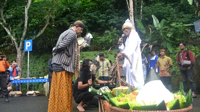 Ruwat Curug Cipendok, Cilongok, Banyumas. (Foto: Liputan6.com/Perhutani/Muhamad Ridlo)