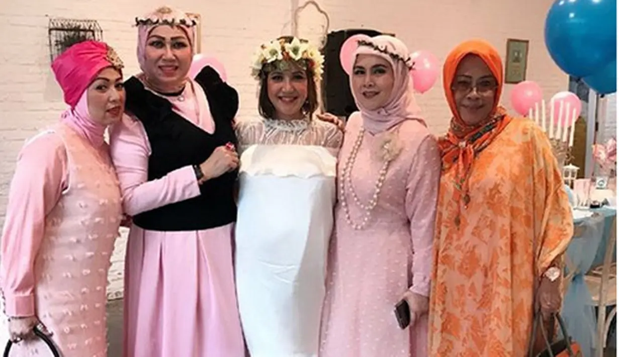 Banyak yang belum mengenal siapa sosok pria yang menjadi suami Andi Soraya. Begitu juga saat mengungah foto baby shower. Menurut kabar, Aya kini dipersunting pengusaha dan politisi. (Instagram/andisorayabeatrix)