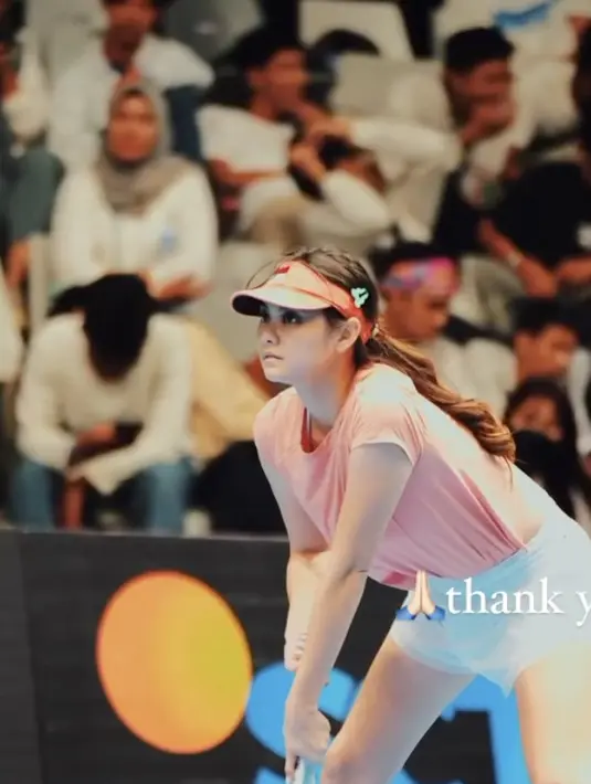 Sedangkan Gege lebih memilih tampil dengan gaya sederhana, dengan mengandalkan topi untu menyempurnakan penampilannya.