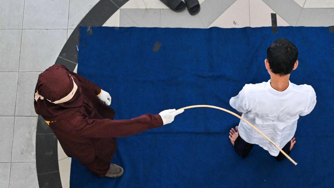 Empat Pria di Aceh Dicambuk Berkali-kali usai Terbukti Main Judi Online
