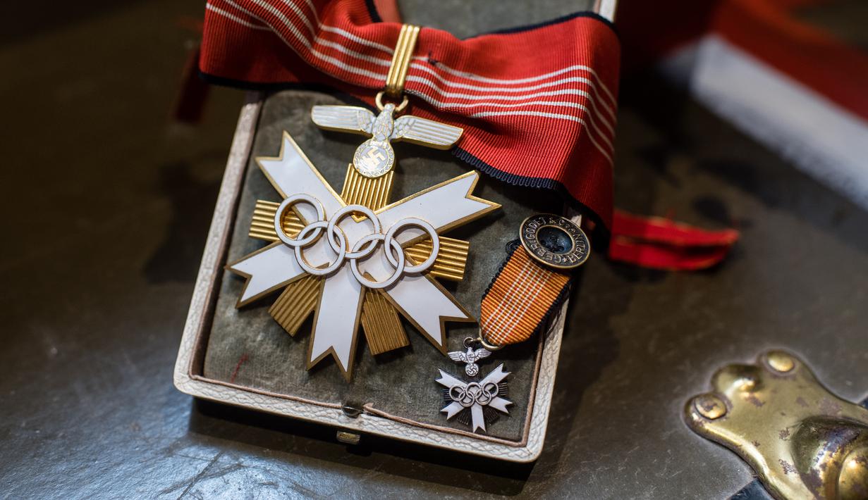 Lencana kehormatan kelas satu dari Olimpiade 1936 ditampilkan sebelum lelang memorabilia Nazi di Grasbrunn, Jerman, Rabu (20/11/2019). Barang-barang peninggalan para petinggi Nazi yang dilelang diperkirakan mencapa ratusan ribu euro. (Matthias Balk/dpa/AFP)