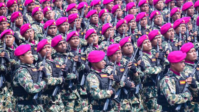 Antusiasme Masyarakat Saksikan Defile Pasukan pada Puncak Peringatan HUT ke-80 TNI