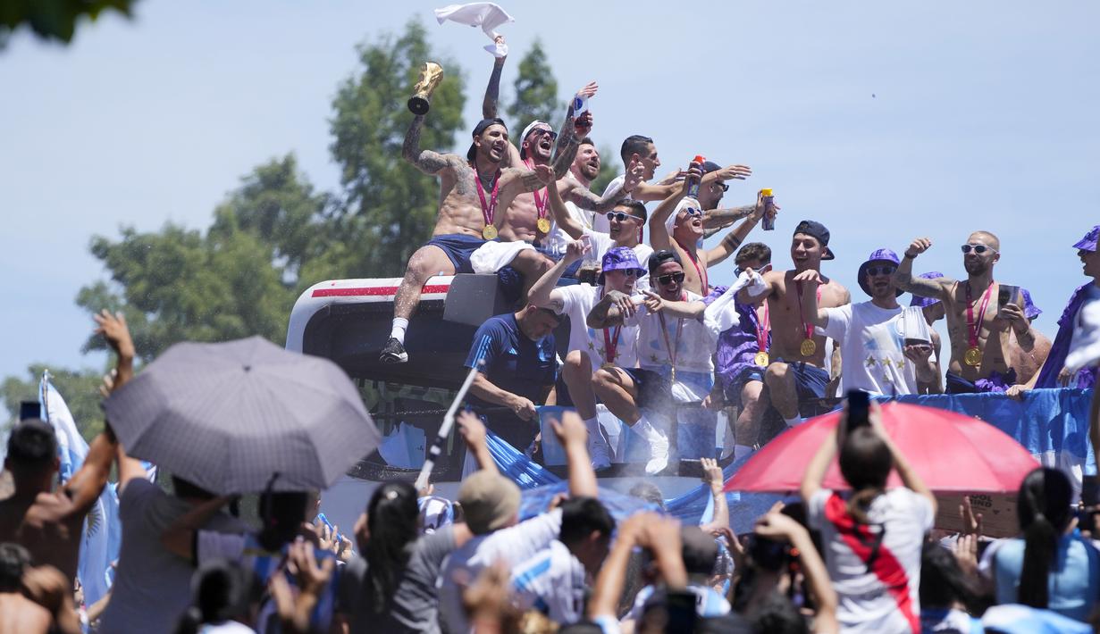 Pemain Argentina menyapa suporter saat parade juara Piala Dunia di kota Buenos Aires, Selasa (20/12/2020). (AP Photo/Natacha Pisarenko)