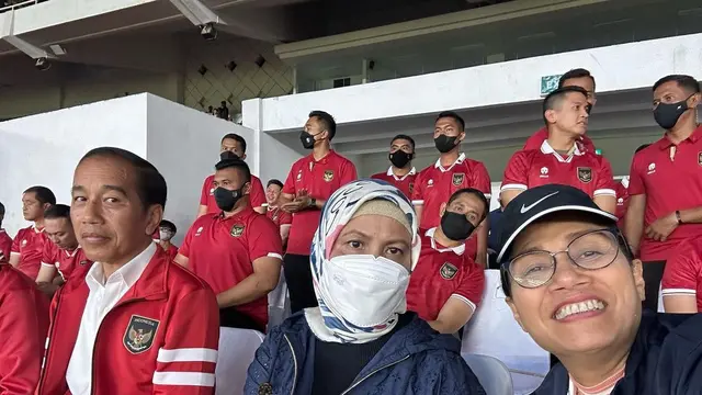 Gaya Trendy Iriana Jokowi Nonton Piala AFF 2022, Kenakan Jaket Louis Vuitton dan Fendi