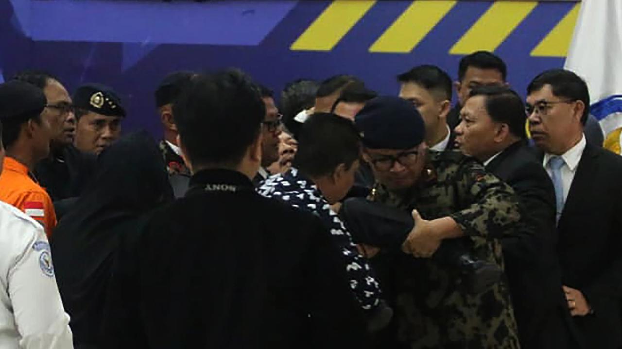 FOTO: Menteri KKP Pingsan saat Upacara Pelepasan Korban Kecelakaan ATR 42-500