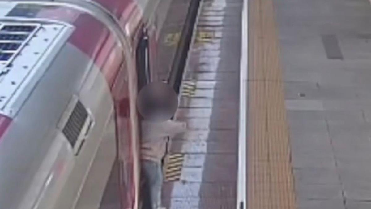 Viral Penumpang Tahan Pintu Kereta Cepat Whoosh, Sempat Ganggu Jadwal Perjalanan