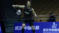 Tunggal putra Indonesia, Ihsan Maulana Mustofa, mencoba mengembalikan kok saat menghadapi wakil Taiwan, Chou Tien Chen, pada babak kedua Kejuaraan Asia 2017 di Wuhan, China, Kamis (27/4/2017). (PBSI)