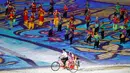 Sejumlah penari dan sebuah becak mengiringi Upacara Pembukaan Sea Games Asia Tenggara ke-29 di Kuala Lumpur, Malaysia, Sabtu, (19/08/2017). (AP Photo / Vincent Thian)