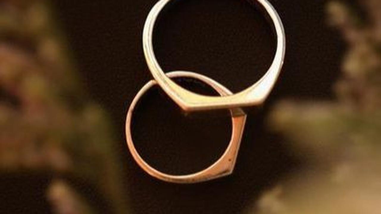 Selain mengunggah potret dengan buku nikah, Cita dan Didi juga menunjukan cincin pernikahan mereka.
