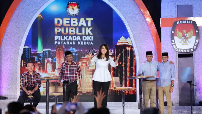 Ira Koesno kembali menjadi moderator Debat Pilkada DKI 2017 yang berlangsung pada 12 April 2017. (Nurwahyunan/Bintang.com) 