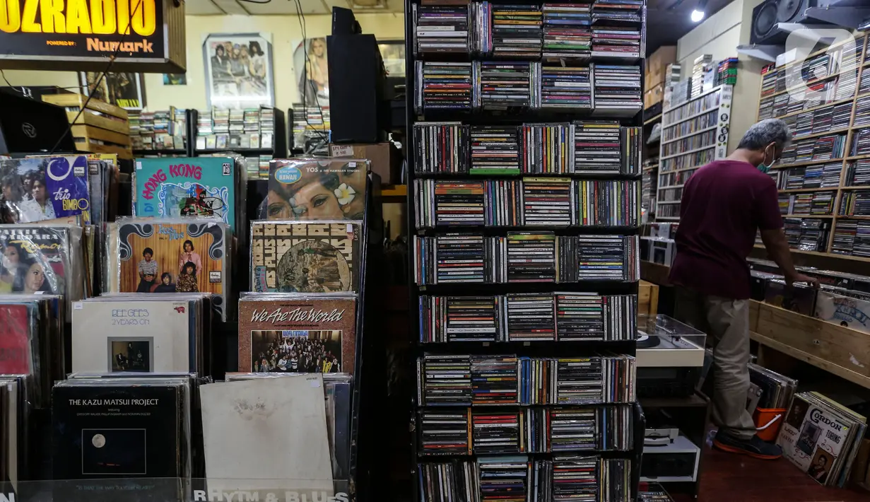 Pecinta musik memilah Piringan Hitam, CD, dan Kaset pita di toko "Wow Record Store", Blok M Squere, Jakarta, Jumat (12/3/2021). Dengan begitu jumlah minat pembeli Piringan Hitam, CD, dan Kaset Pita ini menurun secara offline. (Liputan6.com/Johan Tallo)