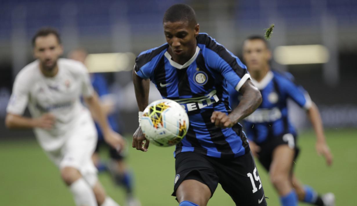Bek Inter Milan, Ashley Young, mengejar bola saat melawan Fiorentina pada laga Serie A di Stadion di Giuseppe Meazza, Rabu (22/7/2020). Kedua tim bermain imbang 0-0. (AP Photo/Luca Bruno)