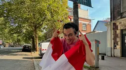 Dalam momen tersebut, Baim menunjukkan rasa nasionalismenya dengan membawa bendera Merah Putih dan mengenakan bando dengan motif bendera tersebut. Foto-foto yang diunggahnya pun langsung banjir komentar dari para pengikutnya. (Liputan6.com/IG/@baimwong)