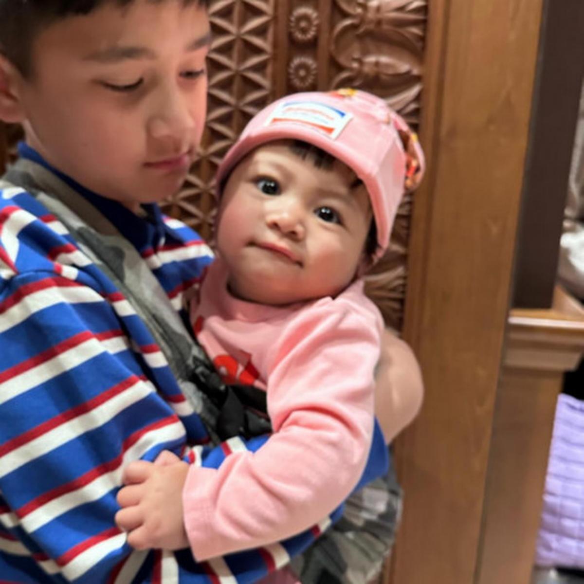 Disebut Si Ganteng & Si Cantik, Potret Penuh Kehangatan Rafathar Gendong Baby Lily Disorot