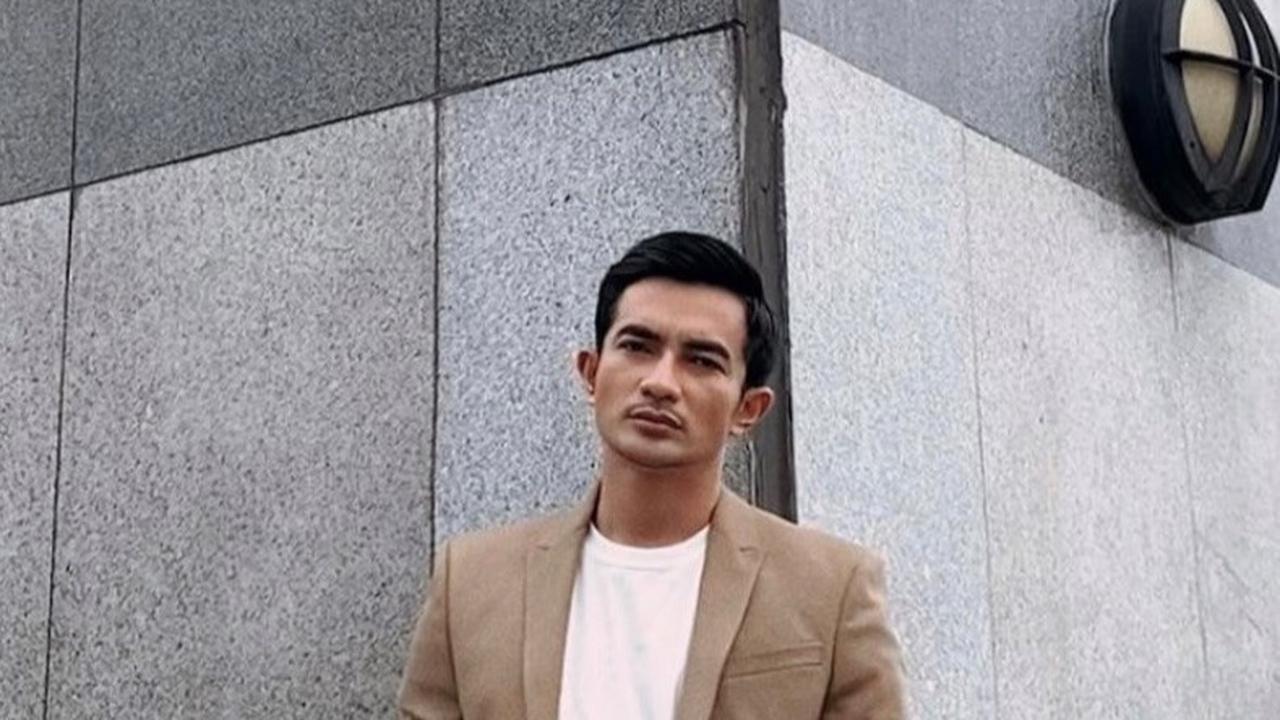 Sebelum jadi artis, Rizal giat mengikuti ajang&nbsp;Jajaka Kabupaten Subang pada tahun 2008. Ia juga terdaftar pernah menjadi finalis&nbsp;Kang Nong Kota Tangerang tahun 2015.