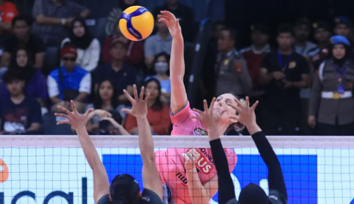 <p>Pemain Gresik Petrokimia Pupuk Indonesia, Polina Rahimova melepaskan spike saat menghadapi Jakarta Electric PLN pada laga seri keempat putaran kedua PLN Mobile Proliga 2024 di GOR Terpadu A. Yani, Pontianak, Sabtu (22/6/2024). Gresik Petrokimia Pupuk Indonesia kalah 0-3 (23-25, 18-25, 22-25). (Dok. PBVSI)</p>