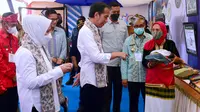 Presiden Joko Widodo bersama Ibu Iriana Jokowi meninjau sejumlah stan usaha mikro, kecil, dan menengah (UMKM) di Kabupaten Wakatobi, Sulawesi Tenggara. (Foto: Biro Pers Sekretariat Presiden).