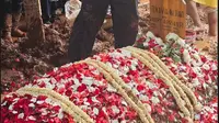 6 Potret Pemakaman Vidi Aldiano, Suasana Penuh Haru Diiringi Hujan