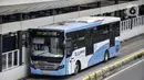 Bus Transjakarta saat pemberhentian di Halte Gelora Bung Karno, Senayan, Jakarta Pusat, Senin (12/9/2022). Mulai hari ini jam operasional reguler Transjakarta dimulai pukul 05.00-22.00 WIB. Kemudian dilanjutkan dengan layanan angkutan malam hari (Amari) mulai pukul 22.00- 05.00 WIB. (merdeka.com/Iqbal S. Nugroho)